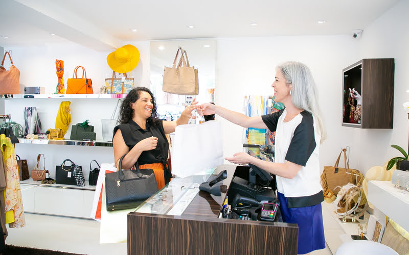 vendeur dans un point de vente qui conseille, anime et aide à la vente pour fidéliser la clientèle.