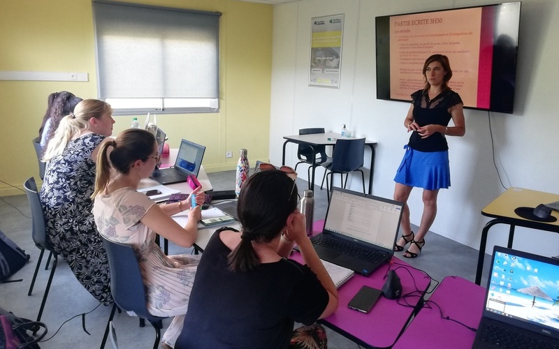 formateur ou formatrice pour adultes qui intervient dans un centre de formation, une école ou une entreprise.